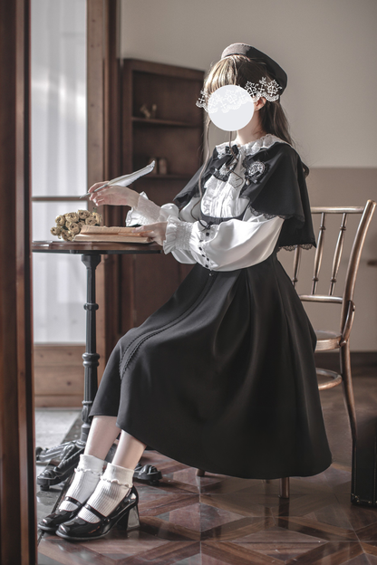 エレガントクラドレス+ケープ+ベレー帽+バッジ