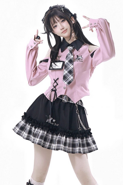 オフショルダーシャツ+チェックスカート+バッジ