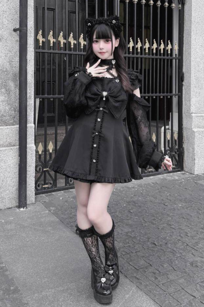 ダークオフショルダードレス+ショートパンツ+ネックレス