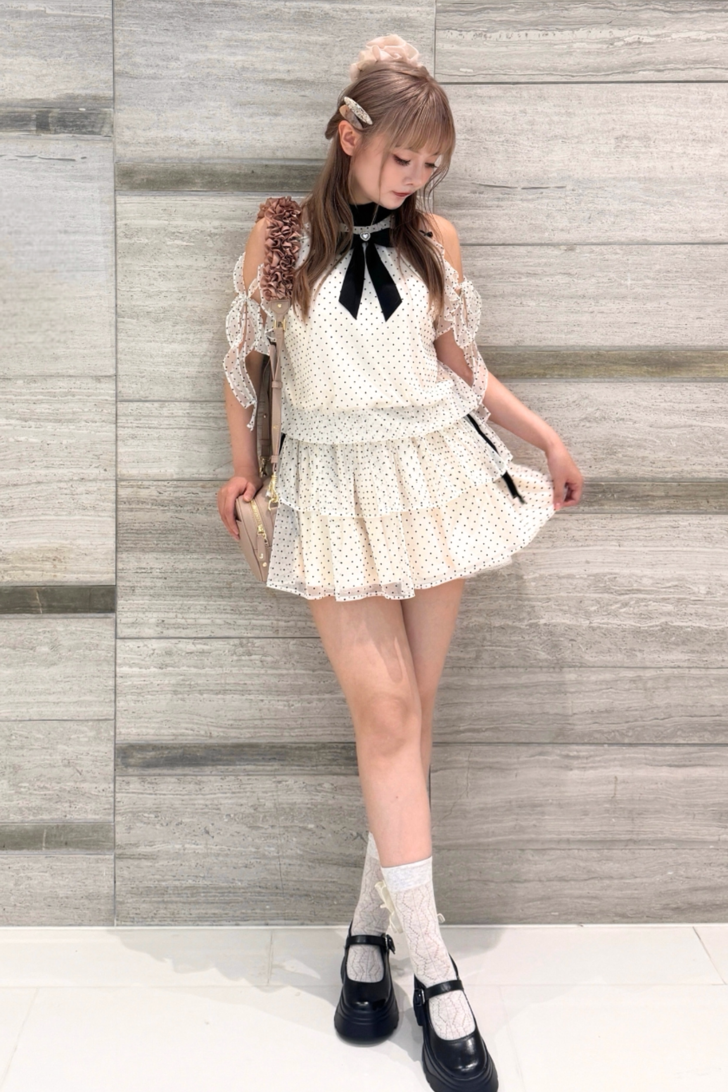 오프숄더 도트 리본 원피스