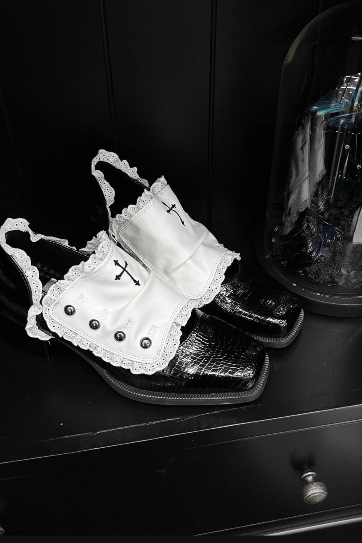 [Reservierungsschluss 24. Mai] Gothic-Lolita-Prinzenschuhe mit Spitzenbesatz und Kreuzdetail