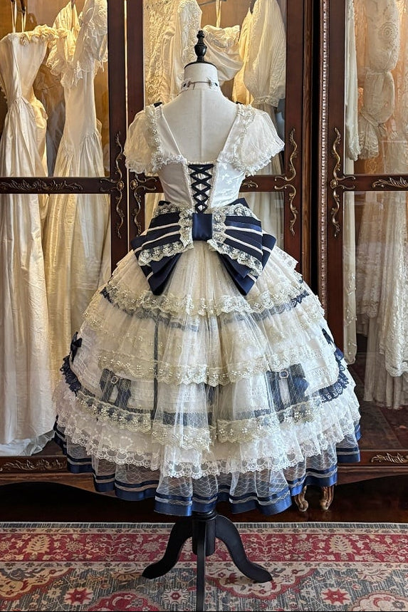[Date limite de précommande : 9/28] Robe lolita princesse classique élégante royale blanc x bleu à nœud en dentelle et volants + ensemble complet (ras-de-cou/chapeau à voile/manches princesse [manches amovibles] /ceinture ruban/traîne à nœud au dos)