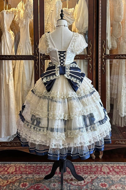 [Date limite de précommande : 9/28] Robe lolita princesse classique élégante royale blanc x bleu à nœud en dentelle et volants + ensemble complet (ras-de-cou/chapeau à voile/manches princesse [manches amovibles] /ceinture ruban/traîne à nœud au dos)