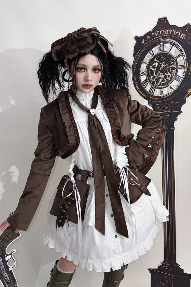 [Reservierungsschluss 6. November] Kurze Jacke im braunen Steampunk- und schwarzen Gothic-Mode-Stil aus Samt mit Rüschenbesatz, Herzmotiv und Manschettendekor
