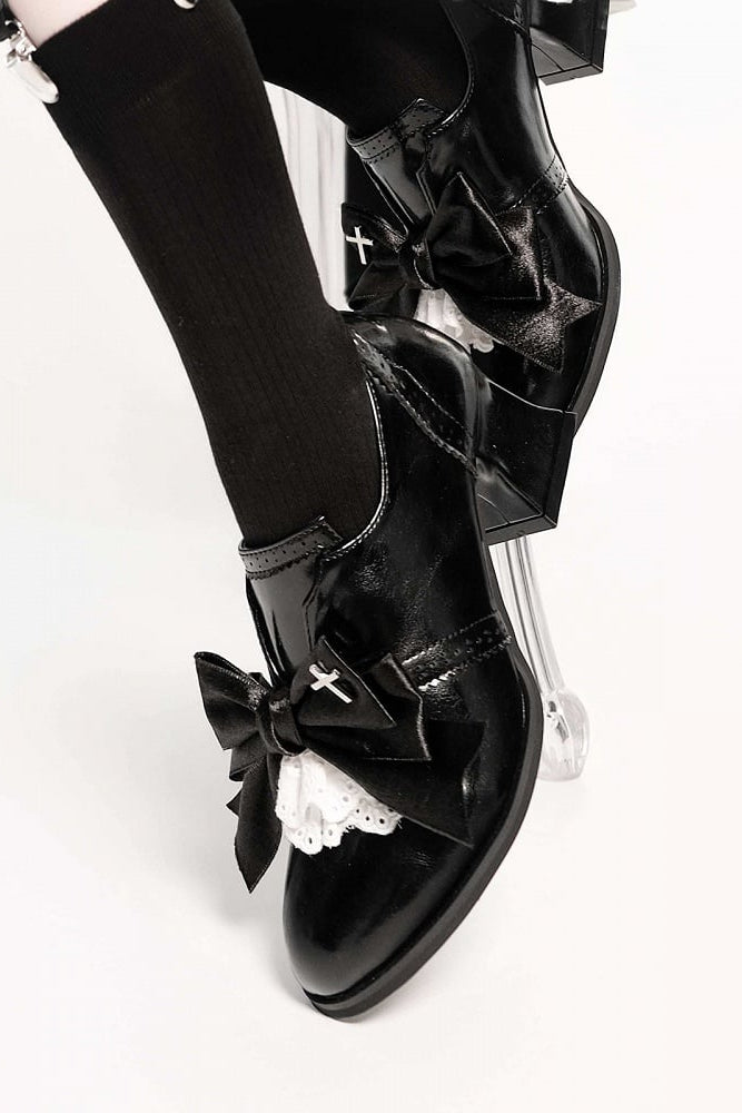 [Reservierungsschluss 25. Juli] Schwarze/dunkel-schwarze Wildleder-Schuhe im Dark-Gothic-Stil mit Kreuzmotiv, Schleife und Spitze