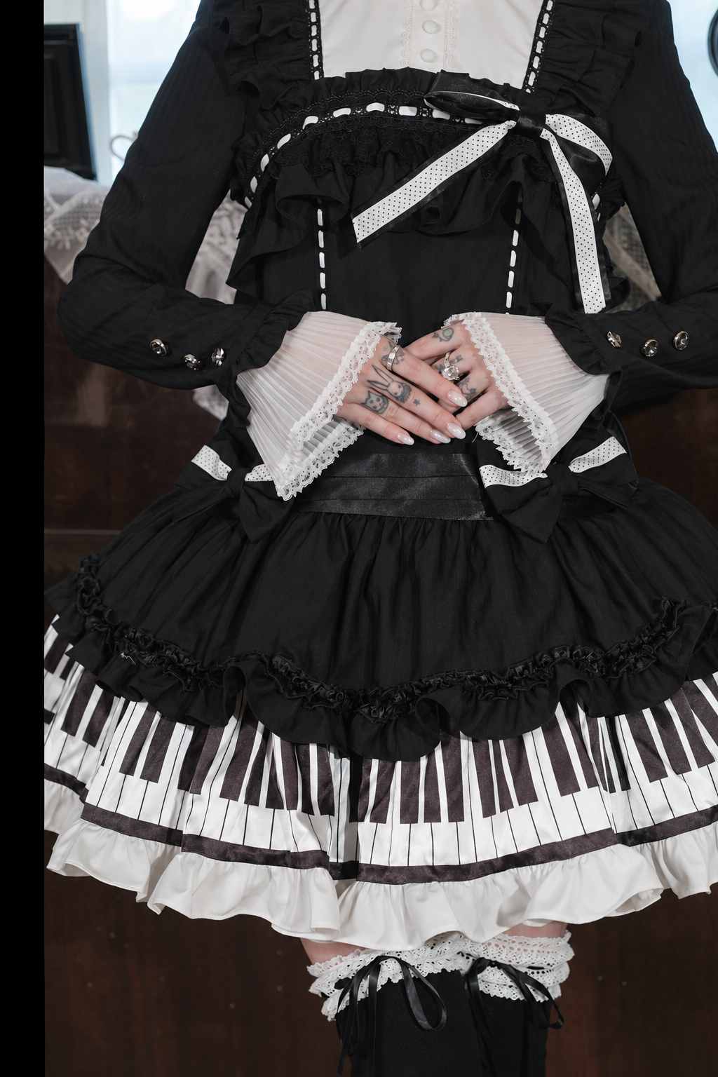 [Date limite de réservation : 22 octobre] Robe de poupée taille basse gothique Lolita à pois/noire avec touches de piano, nœud à volants