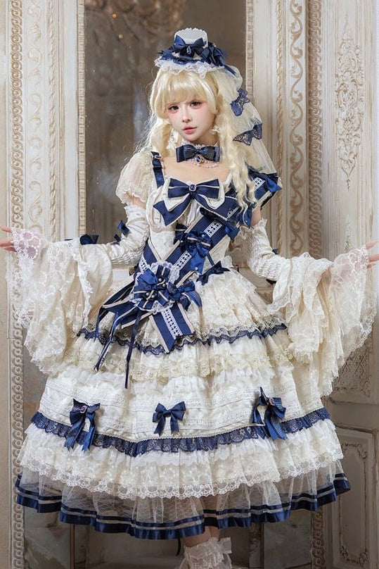 [Date limite de précommande : 9/28] Robe lolita princesse classique élégante royale blanc x bleu à nœud en dentelle et volants + ensemble complet (ras-de-cou/chapeau à voile/manches princesse [manches amovibles] /ceinture ruban/traîne à nœud au dos)