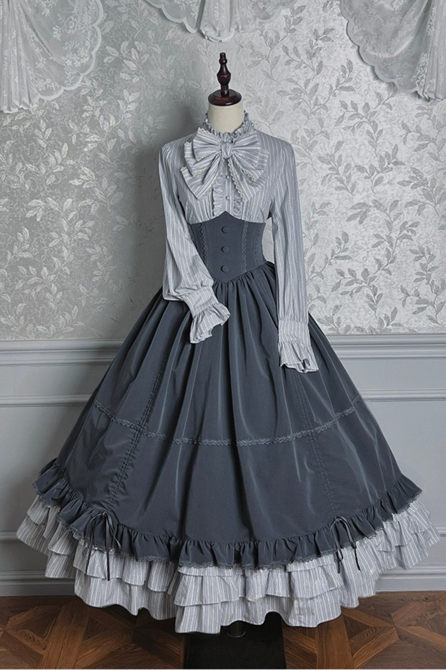 【12月23日予約締切】ビクトリアデュークエレガントクラシックフリルスタンドカラーリボンシャツ