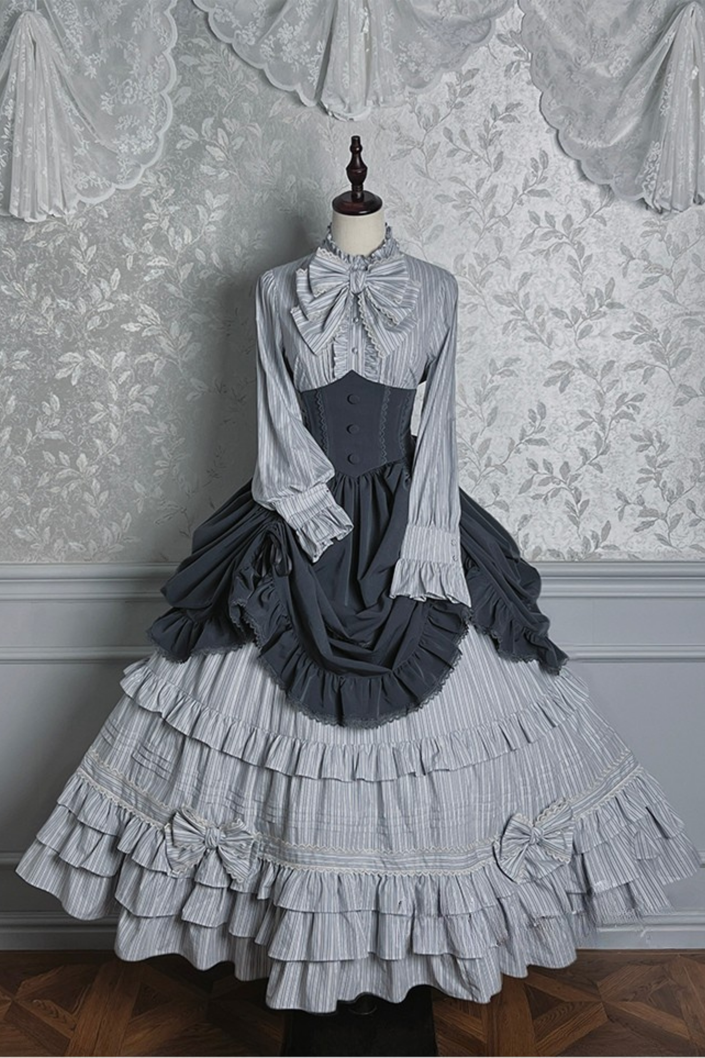 【12月23日予約締切】ビクトリアデュークエレガントクラシックフリルスタンドカラーリボンシャツ