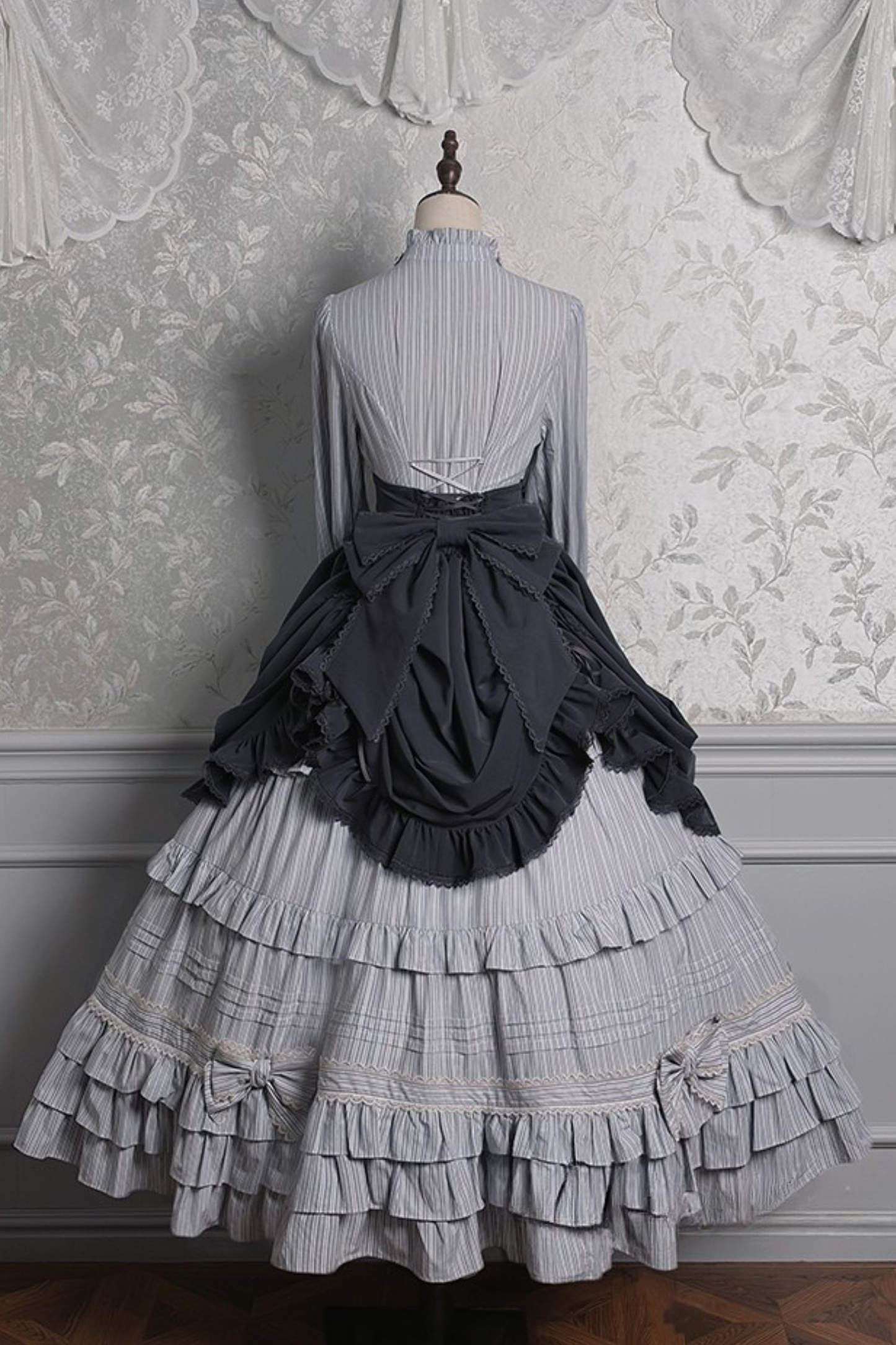 【12月23日予約締切】ビクトリアデュークエレガントクラシックフリルスタンドカラーリボンシャツ