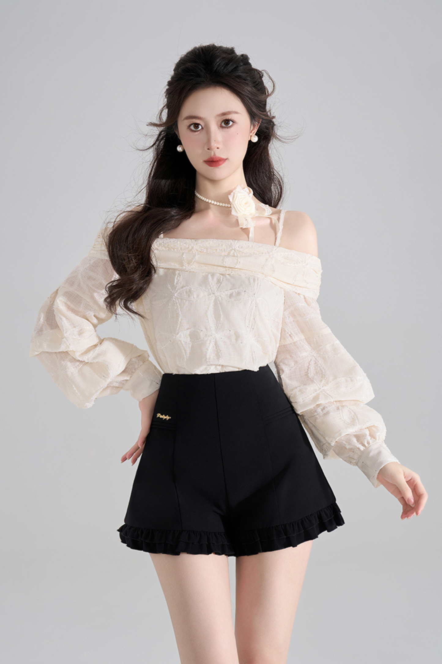 Blusa de encaje con un hombro descubierto francesa + Pantalones cortos con volantes