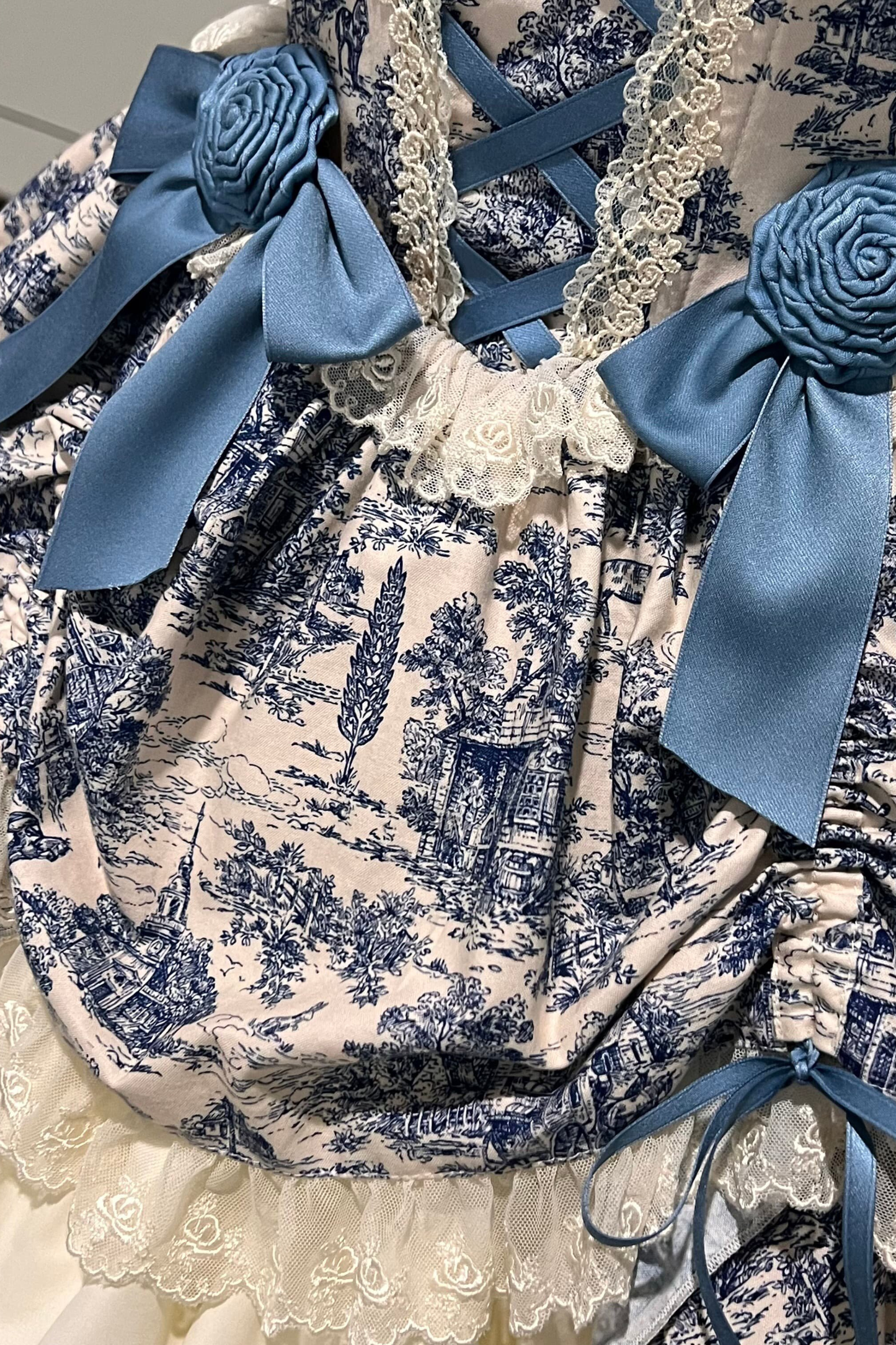 [Vorbestellfrist: 1. Maerz] Eleganter Asiatischer Lolita Traegerrock + Oberteil + Flache Muetze