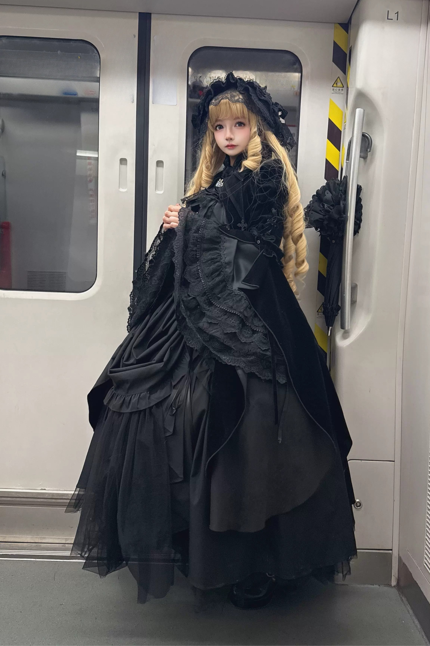 [2월 22일 예약 마감] 고딕 로리타 블랙 크로스 디테일 플레어 슬리브 롱 코트 + 헤드드레스
