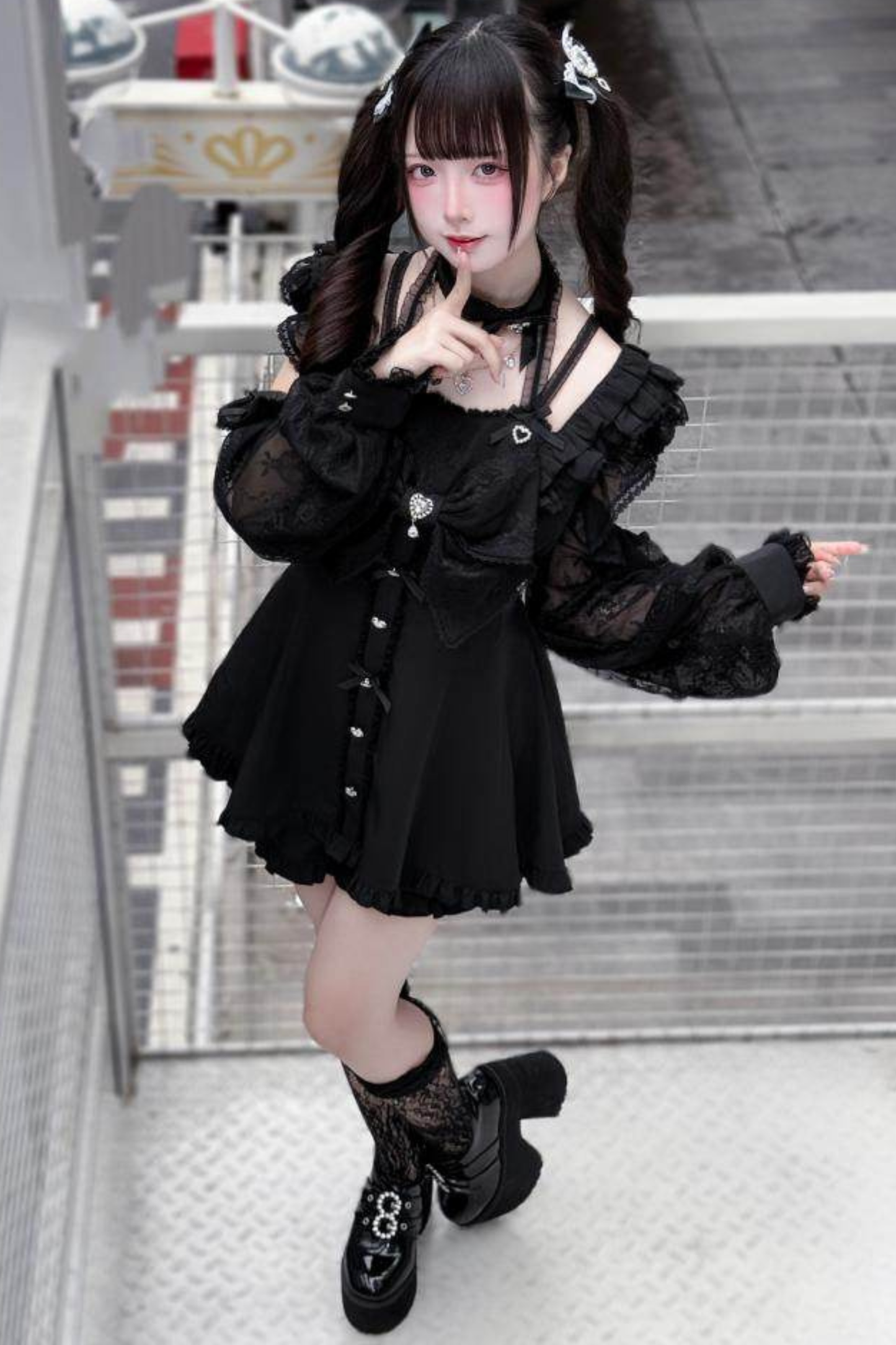 ダークオフショルダードレス+ショートパンツ+ネックレス