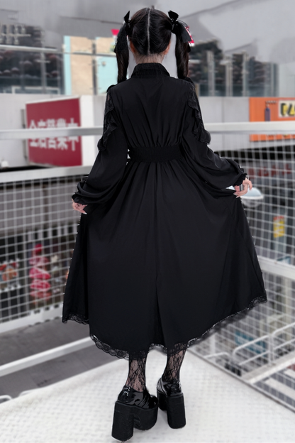 Elegantes langes dunkles schwarzes Kleid