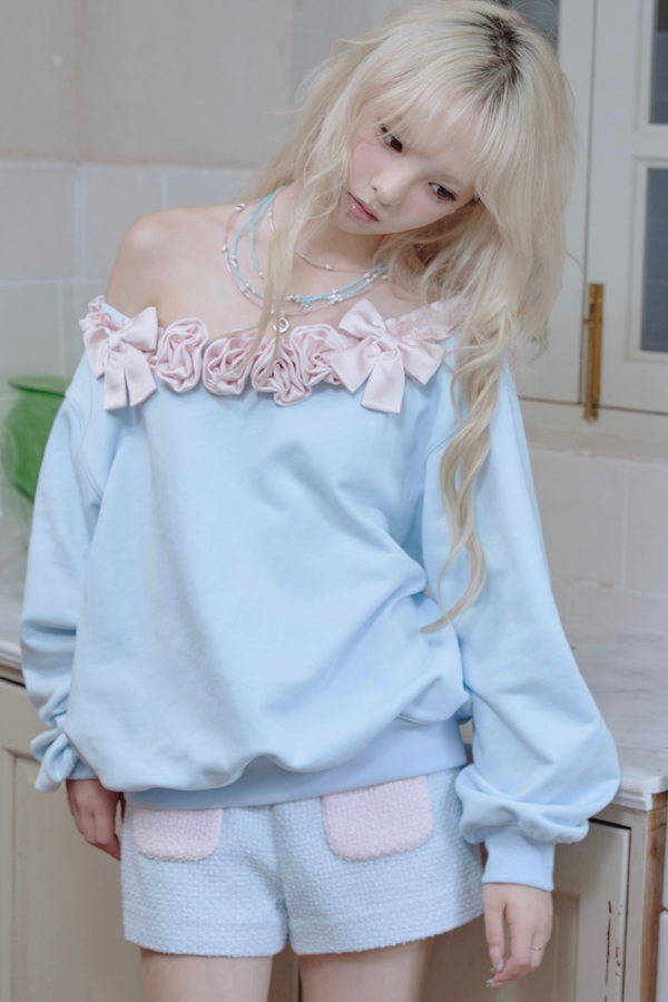 Rose satin ribbon one-shoulder sweatshirt