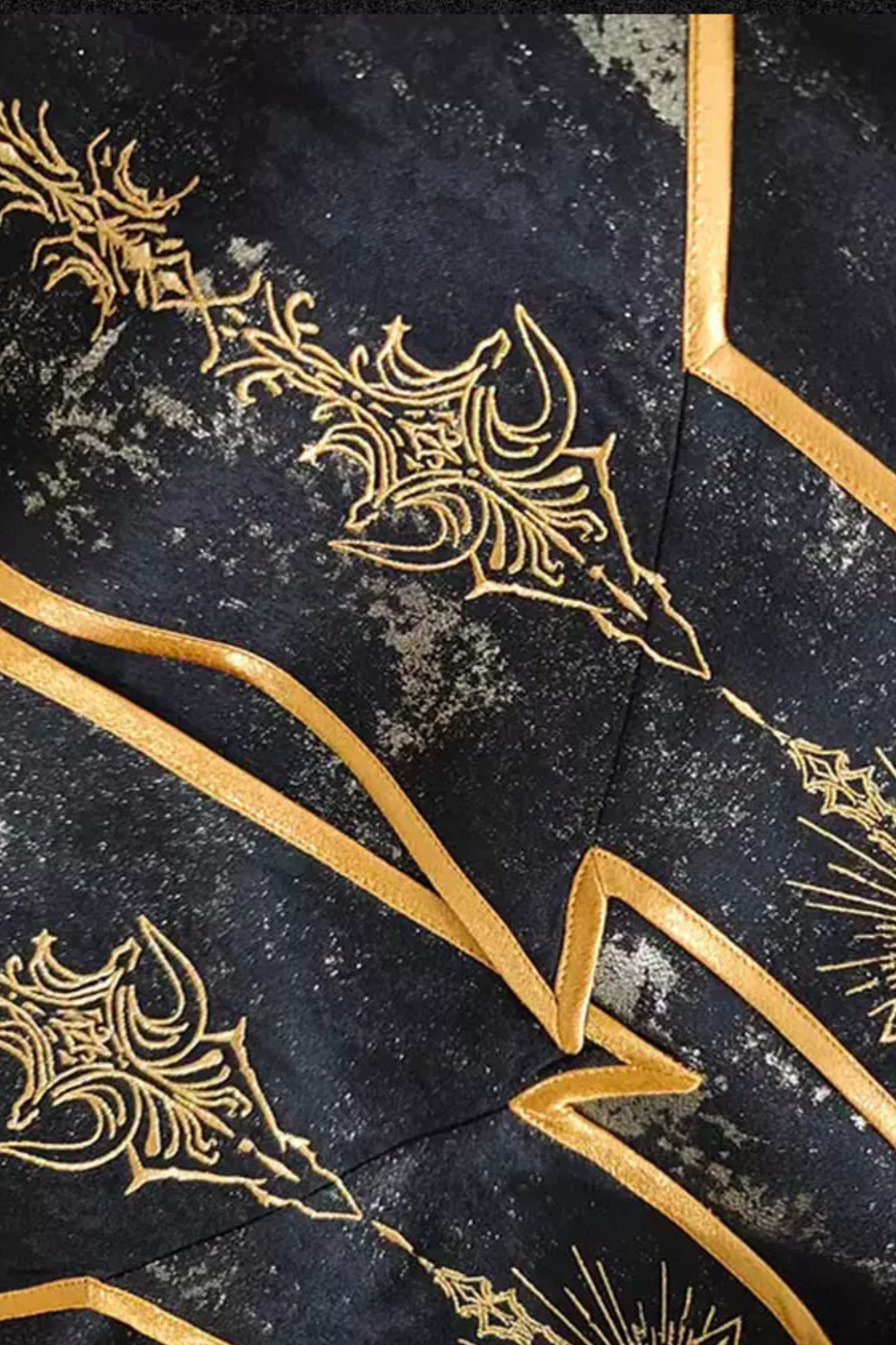 [Reservierungsschluss 13. September] Schwarz-goldener Gothic-Prinzen-Cape-Mantel mit königlicher Stickerei – 2 Stoffoptionen