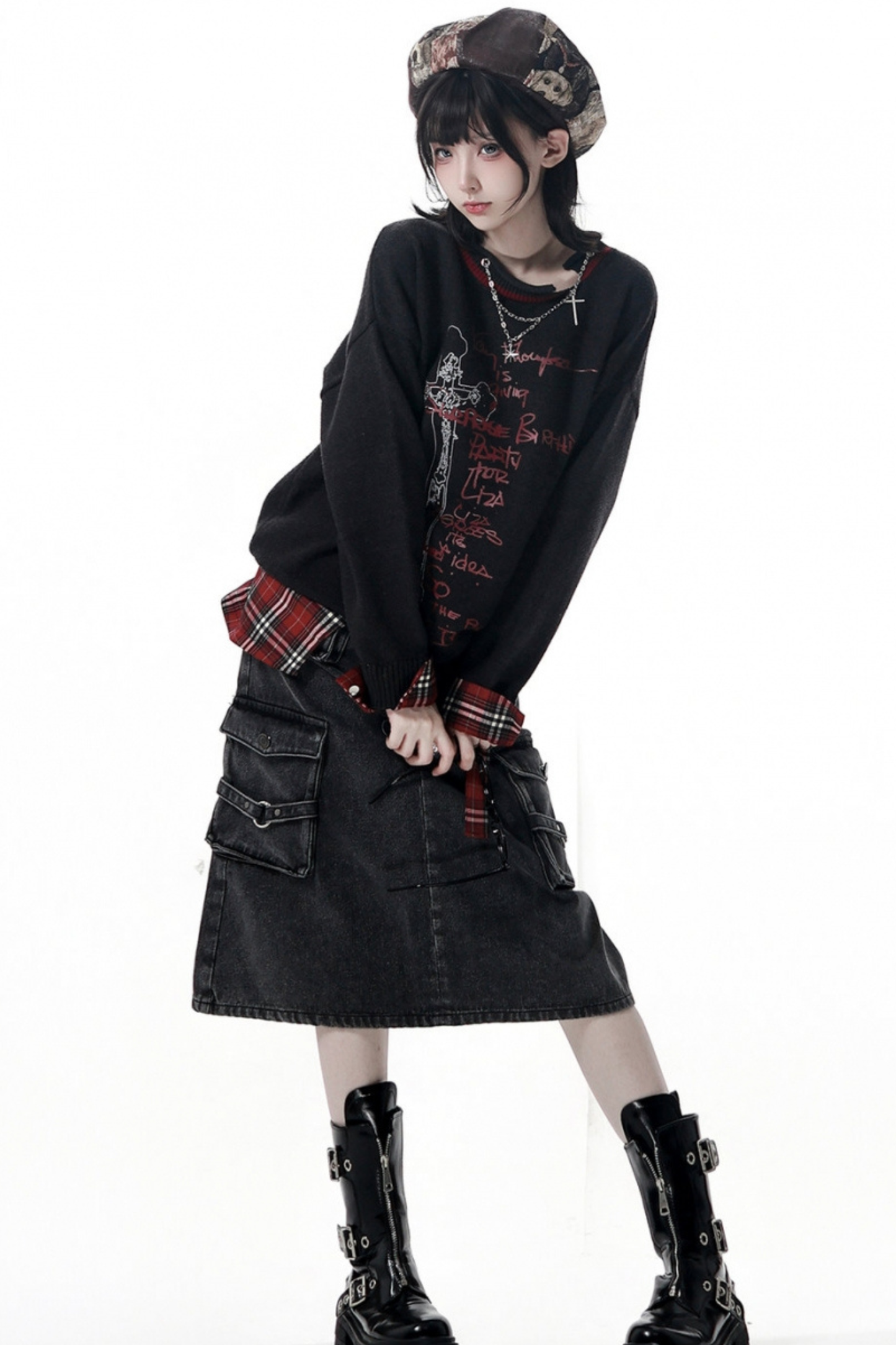 ダークトップス+デニムスカート+チェックウエストアクセサリー