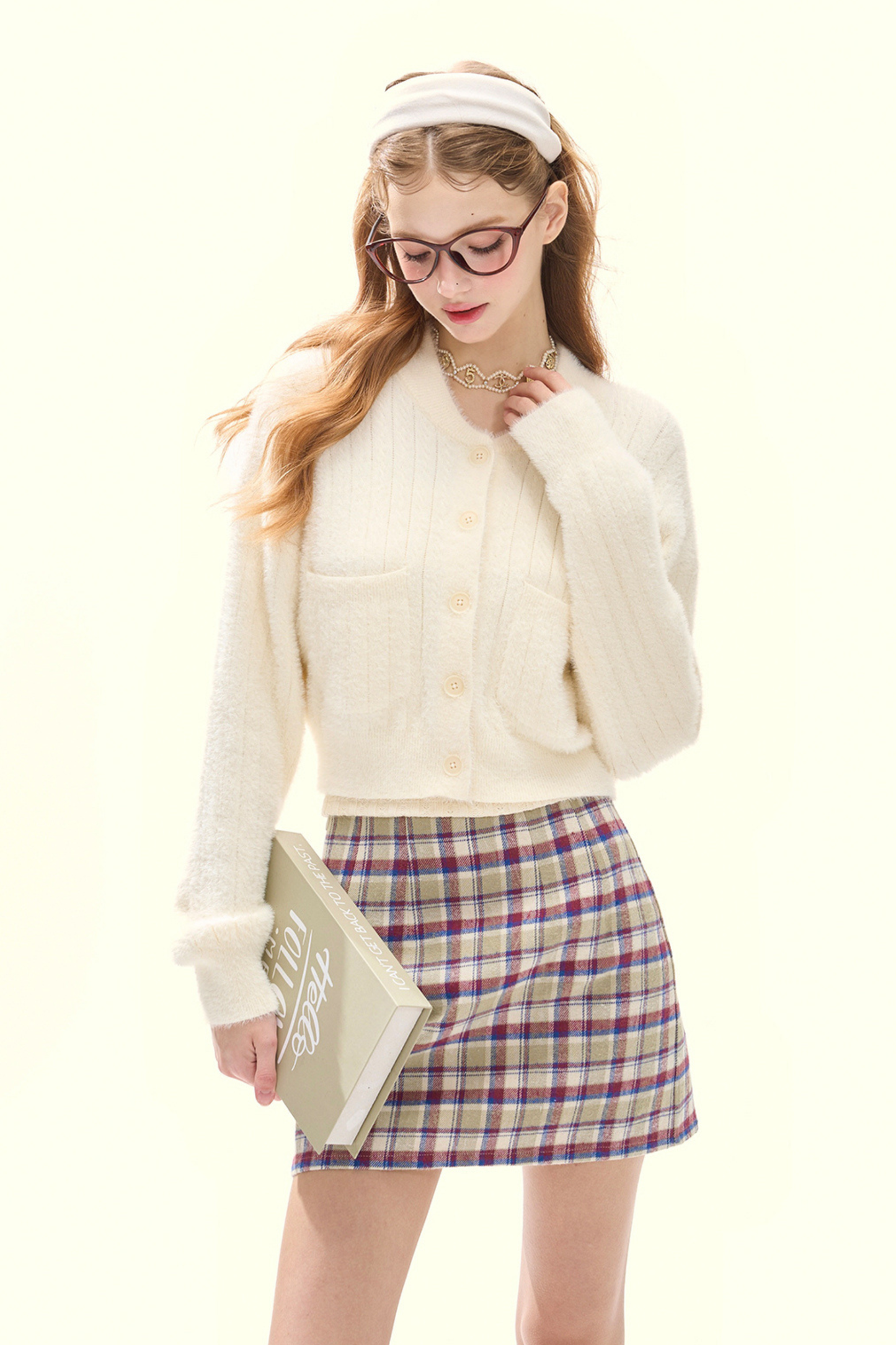 ミルキーホワイトミンクニットカーディガン+タイトスカート