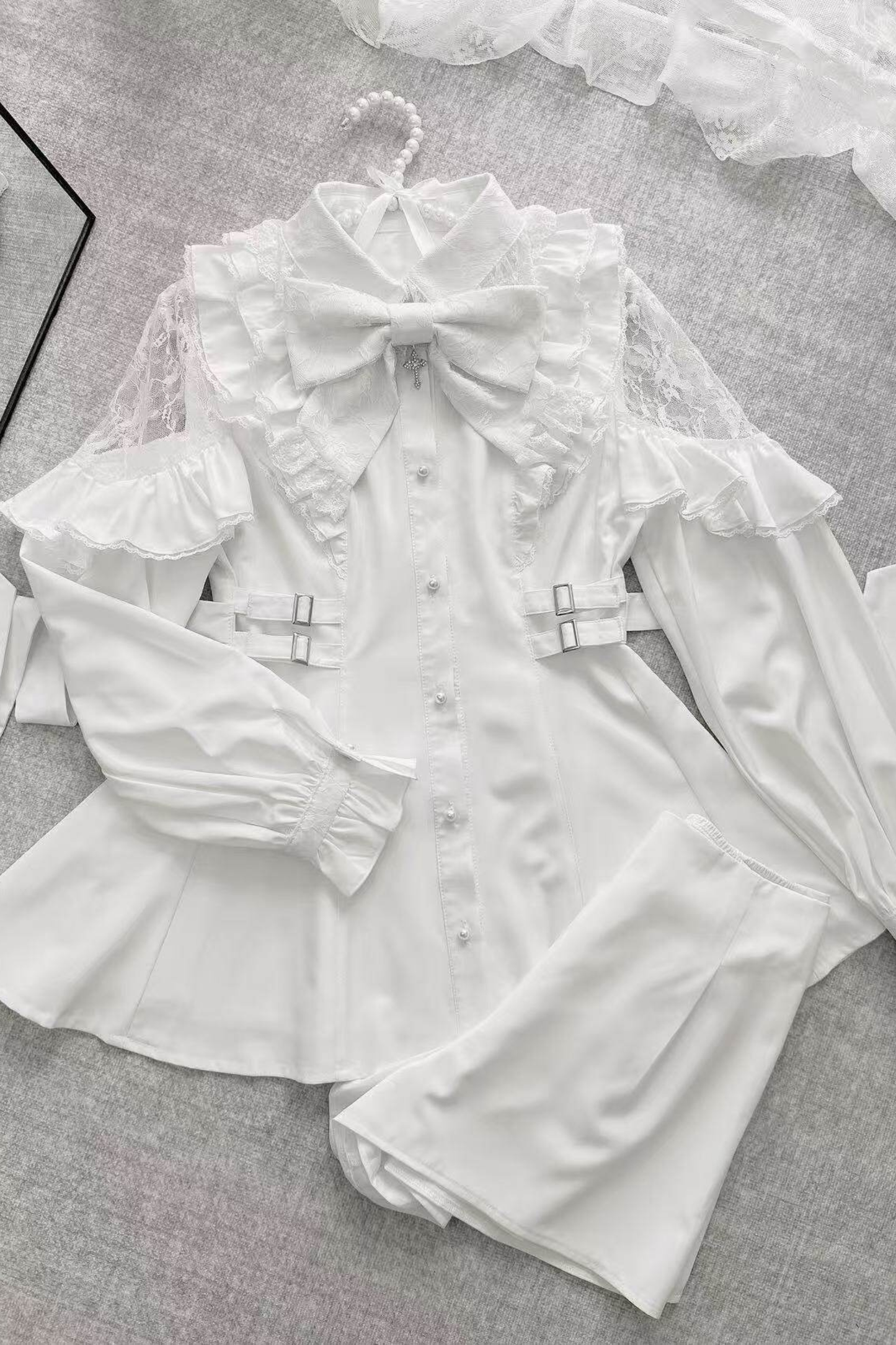 Kleid mit schulterfreiem Spitzendesign + Kurze Hose