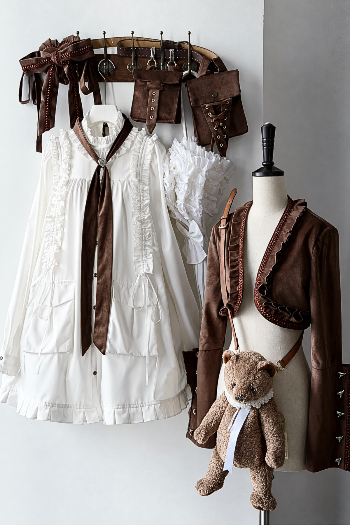 [Reservierungsschluss 6. November] Kurze Jacke im braunen Steampunk- und schwarzen Gothic-Mode-Stil aus Samt mit Rüschenbesatz, Herzmotiv und Manschettendekor