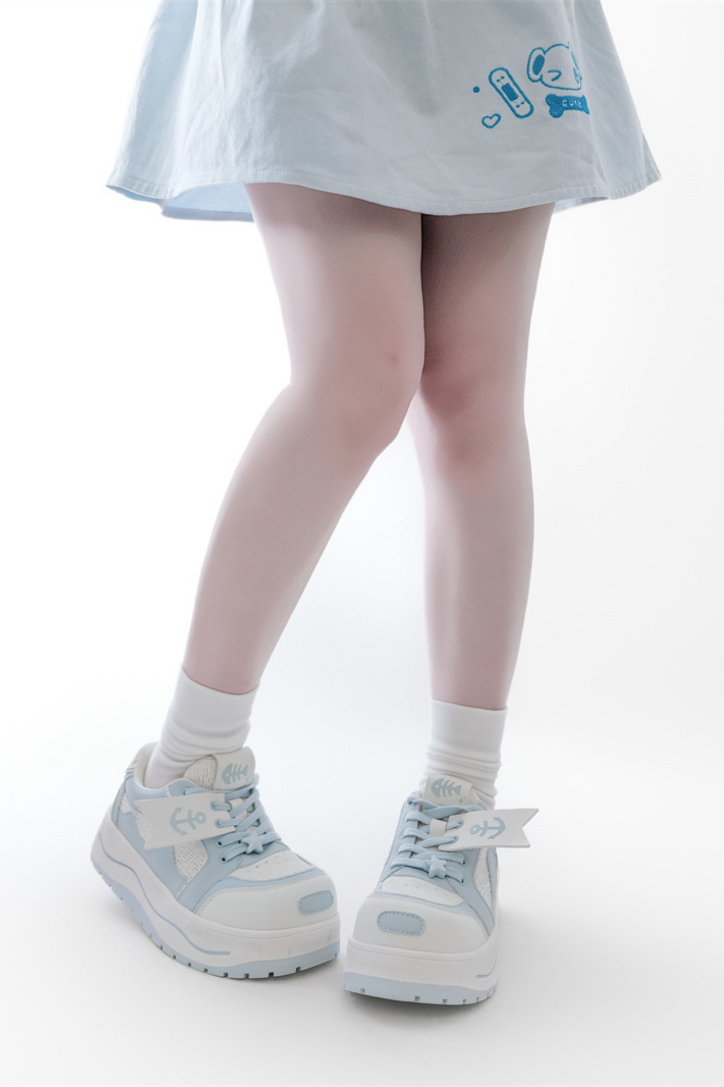 タグデザイン厚底シューズ