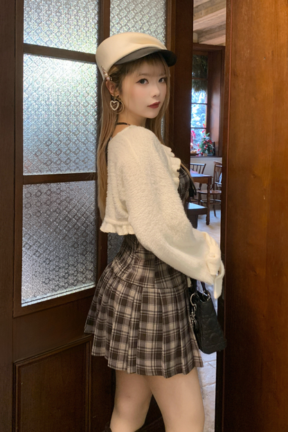 Schlankes Karokleid + Strickjacke