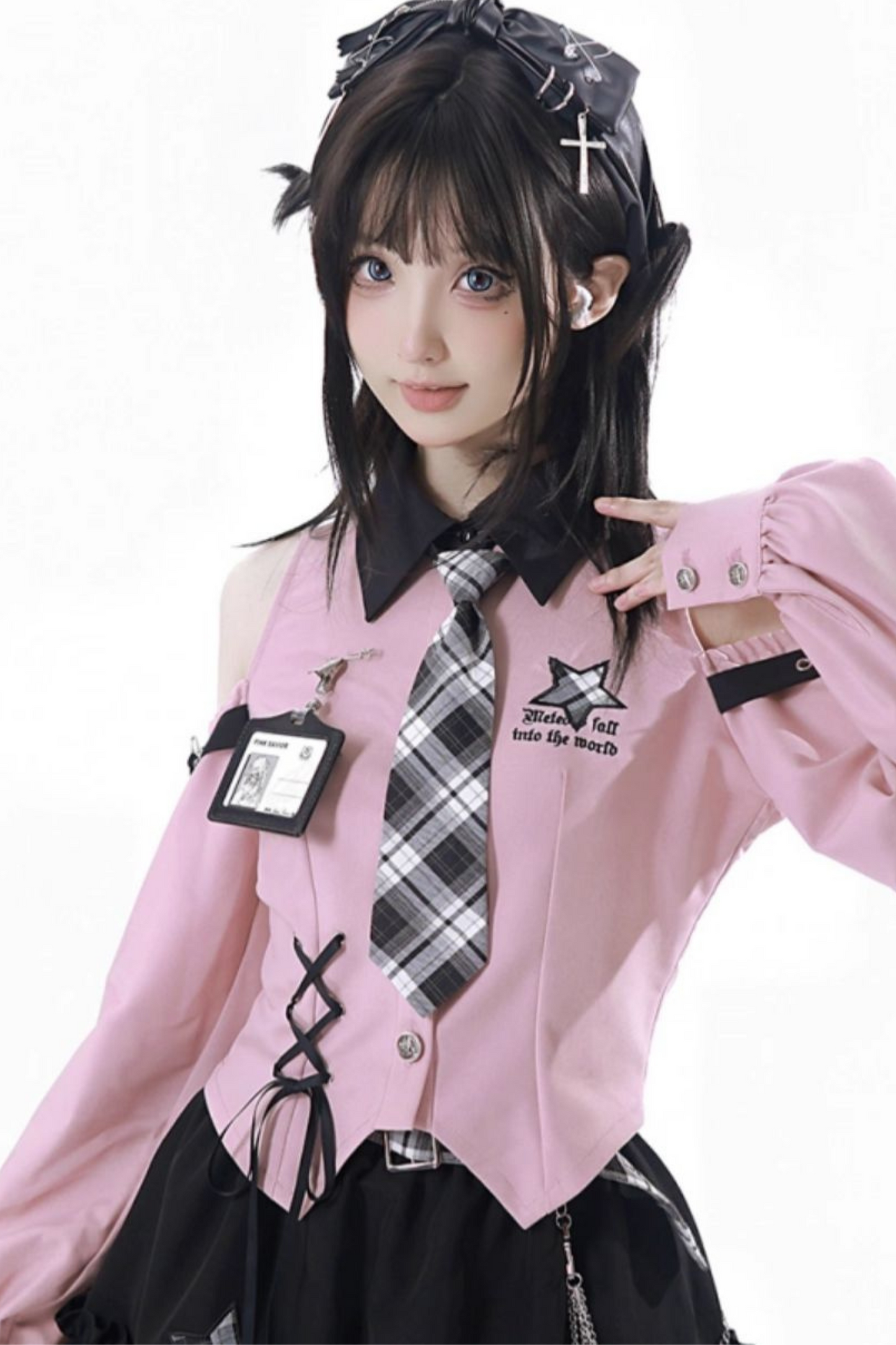 オフショルダーシャツ+チェックスカート+バッジ