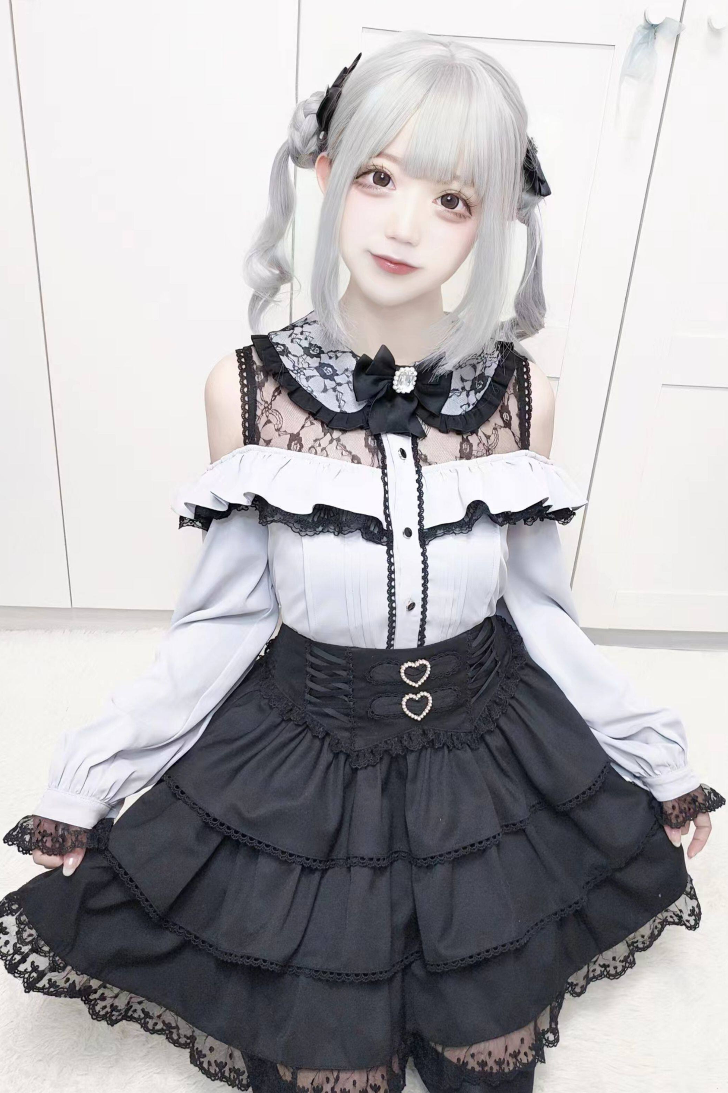 Schulterfreies Spitzenhemd + Rock