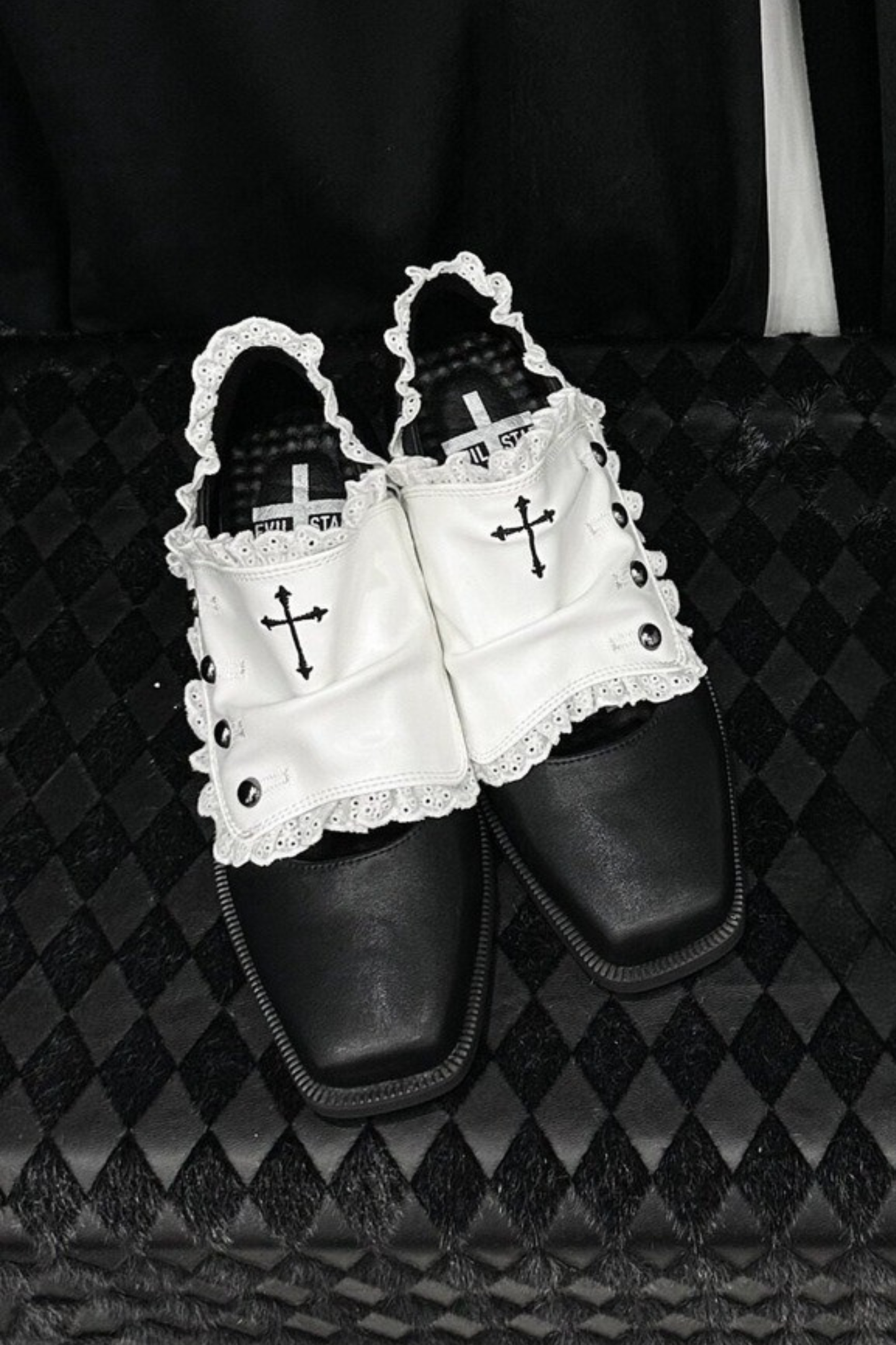 [Reservierungsschluss 24. Mai] Gothic-Lolita-Prinzenschuhe mit Spitzenbesatz und Kreuzdetail
