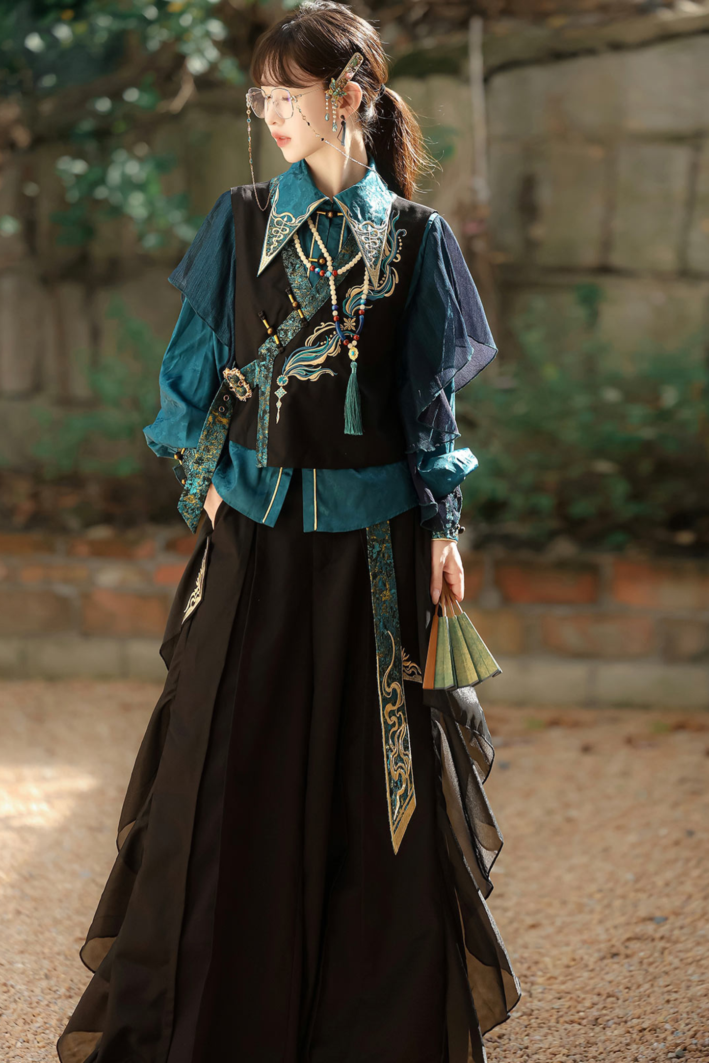 Ruan china top + vest + wide-leg pants + necklace