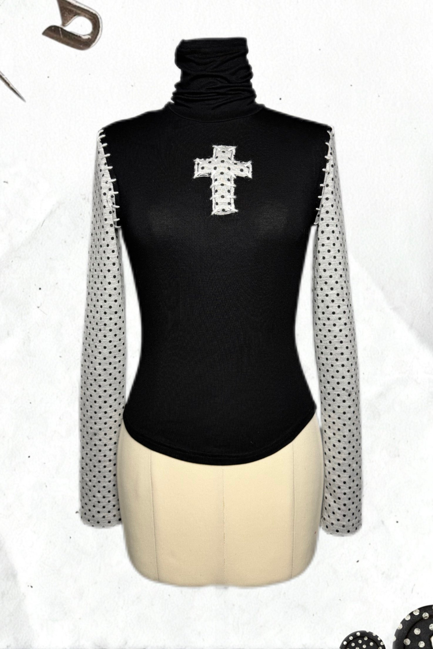 クロスドットタートルネックトップス+スカート+ペンダント