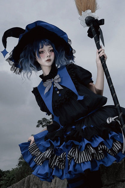 【8月29日予約締切】White x Burgundy / Blue x Black Gothic Doll Lolita Witch Asymmetrical Ruffle Dress Full Set （with Pointed Collar + Bow Tie + Waist Belt）