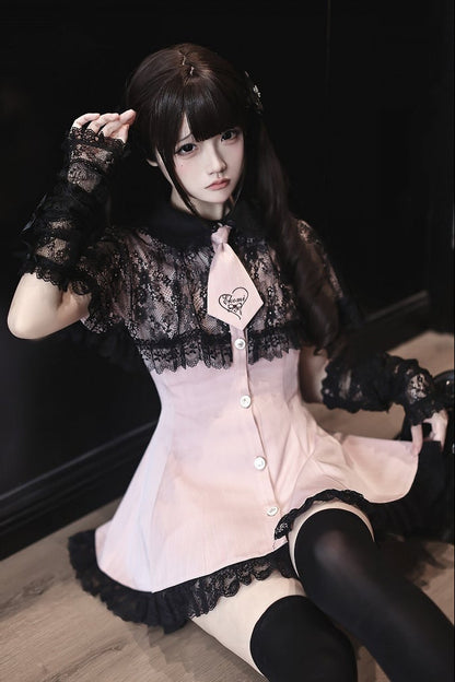 [Reservierungsschluss 15. Juli] Schwarz-rosa gestreiftes Kleid mit Spitzenumhang und Krawatte + kurze Hose + Spitzen-Armstulpen