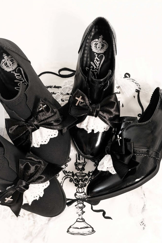 [Reservierungsschluss 25. Juli] Schwarze/dunkel-schwarze Wildleder-Schuhe im Dark-Gothic-Stil mit Kreuzmotiv, Schleife und Spitze