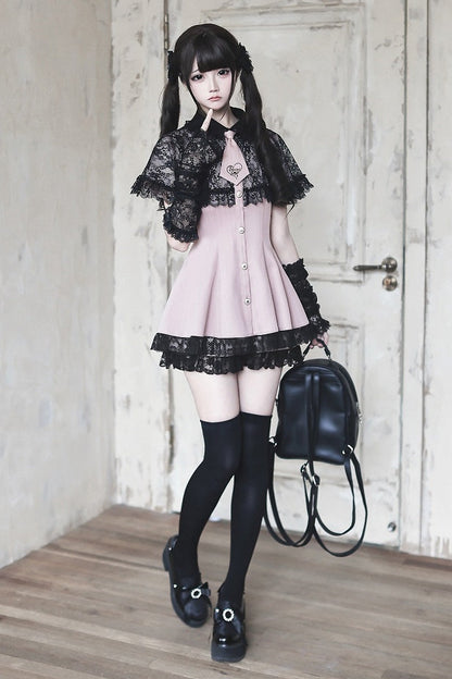 [Reservierungsschluss 15. Juli] Schwarz-rosa gestreiftes Kleid mit Spitzenumhang und Krawatte + kurze Hose + Spitzen-Armstulpen