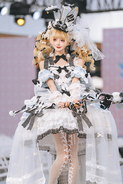 [Cierre de reservas: 24 de julio] Vestido lolita azul de Alicia en el País de las Maravillas con hombros descubiertos, lazo de cartas y superposición de tul (largo/corto)