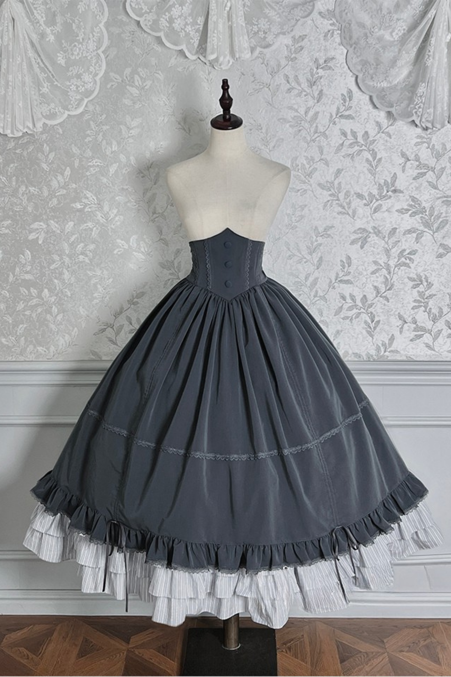 [Deadline for reservations: November 23] Victoria Duke Elegant Classic Pull-Up Skirt + Tiered Ribbon Skirt