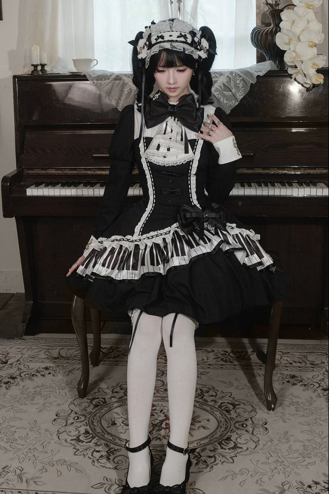[Reservierungsschluss 22. Oktober] Schwarz gepunktetes Gothic-Lolita-Rüschenkleid mit asymmetrischem Design, Klaviertasten- und Musiknotenmotiv sowie Klaviertasten-Spitzenfliege