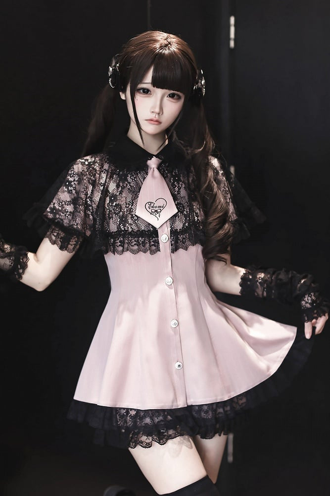 [Reservierungsschluss 15. Juli] Schwarz-rosa gestreiftes Kleid mit Spitzenumhang und Krawatte + kurze Hose + Spitzen-Armstulpen