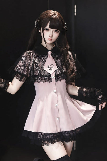 [Reservierungsschluss 15. Juli] Schwarz-rosa gestreiftes Kleid mit Spitzenumhang und Krawatte + kurze Hose + Spitzen-Armstulpen