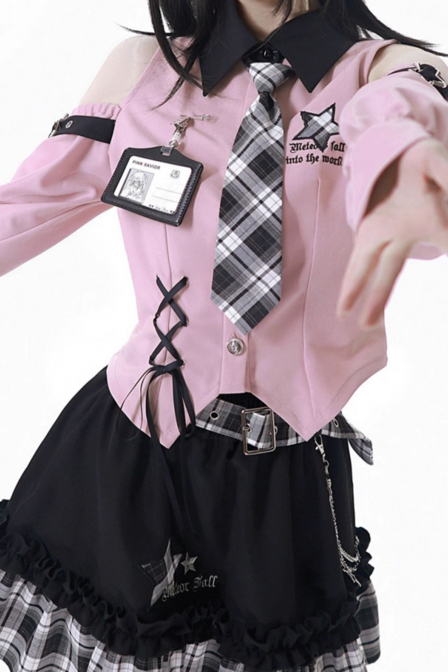 オフショルダーシャツ+チェックスカート+バッジ
