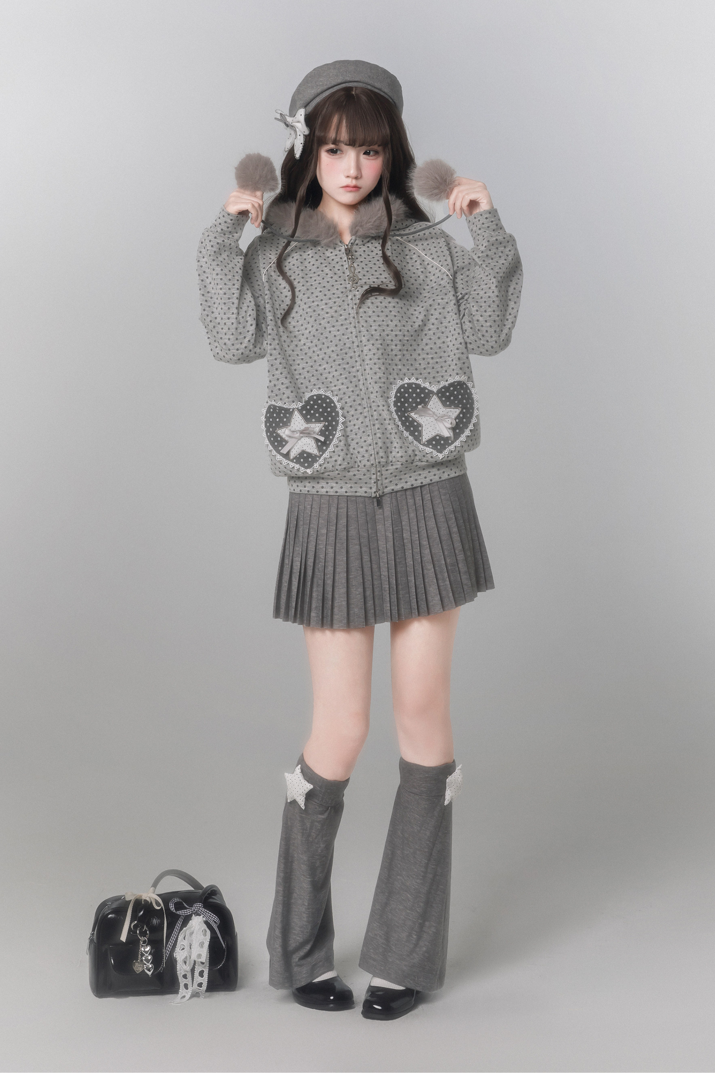 도트 퍼 후드 재킷 + 플리츠 스커트 + 레그 워머