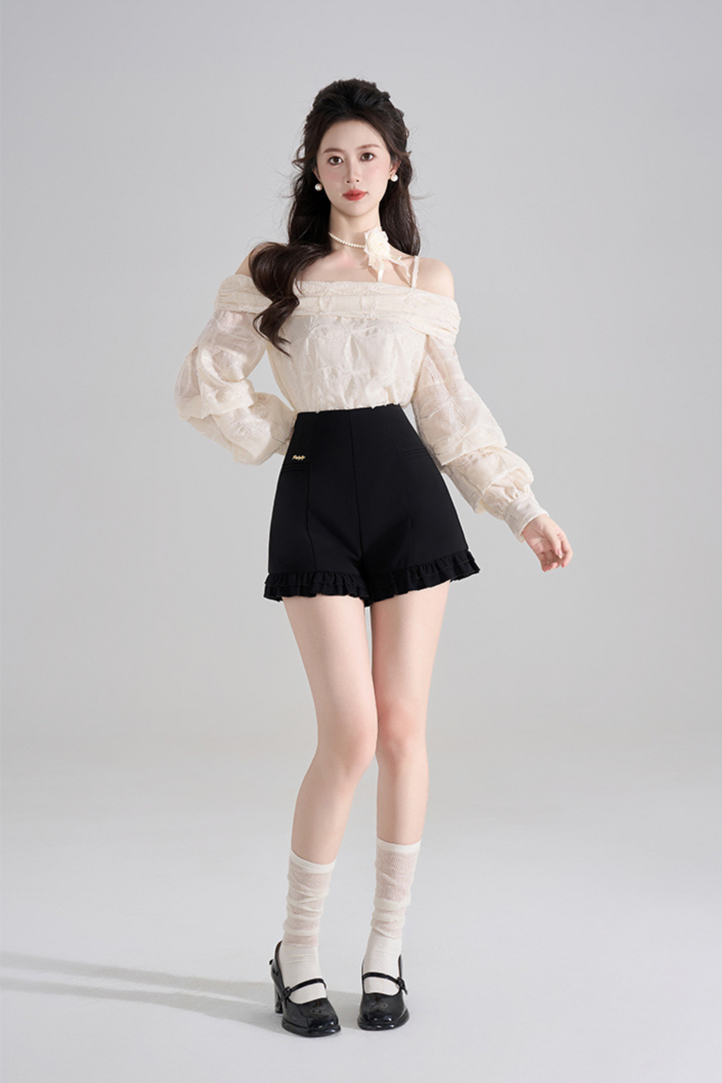 Blusa de encaje con un hombro descubierto francesa + Pantalones cortos con volantes
