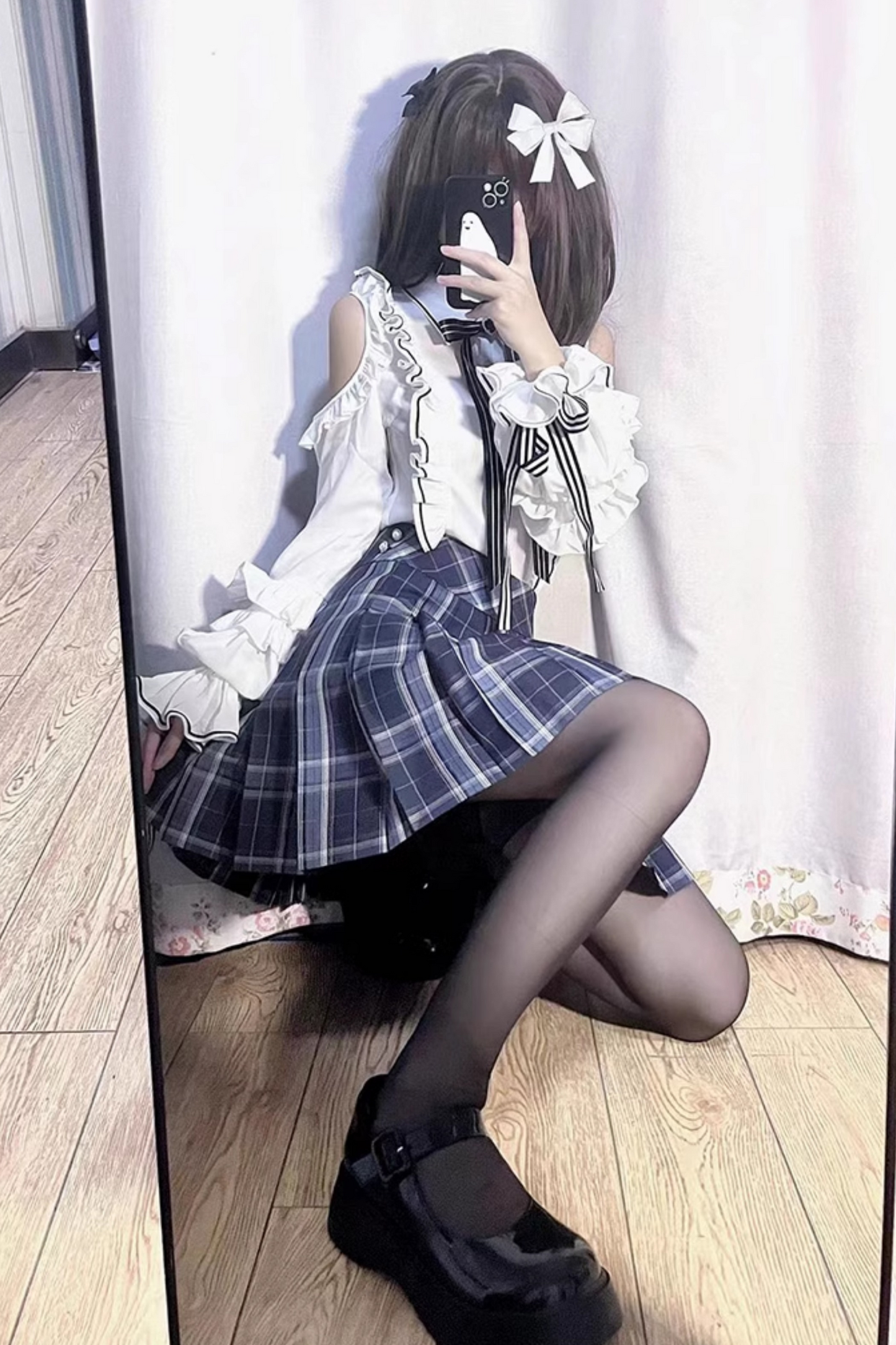 フリルオフショルダーシャツ+チェックスカート+リボン