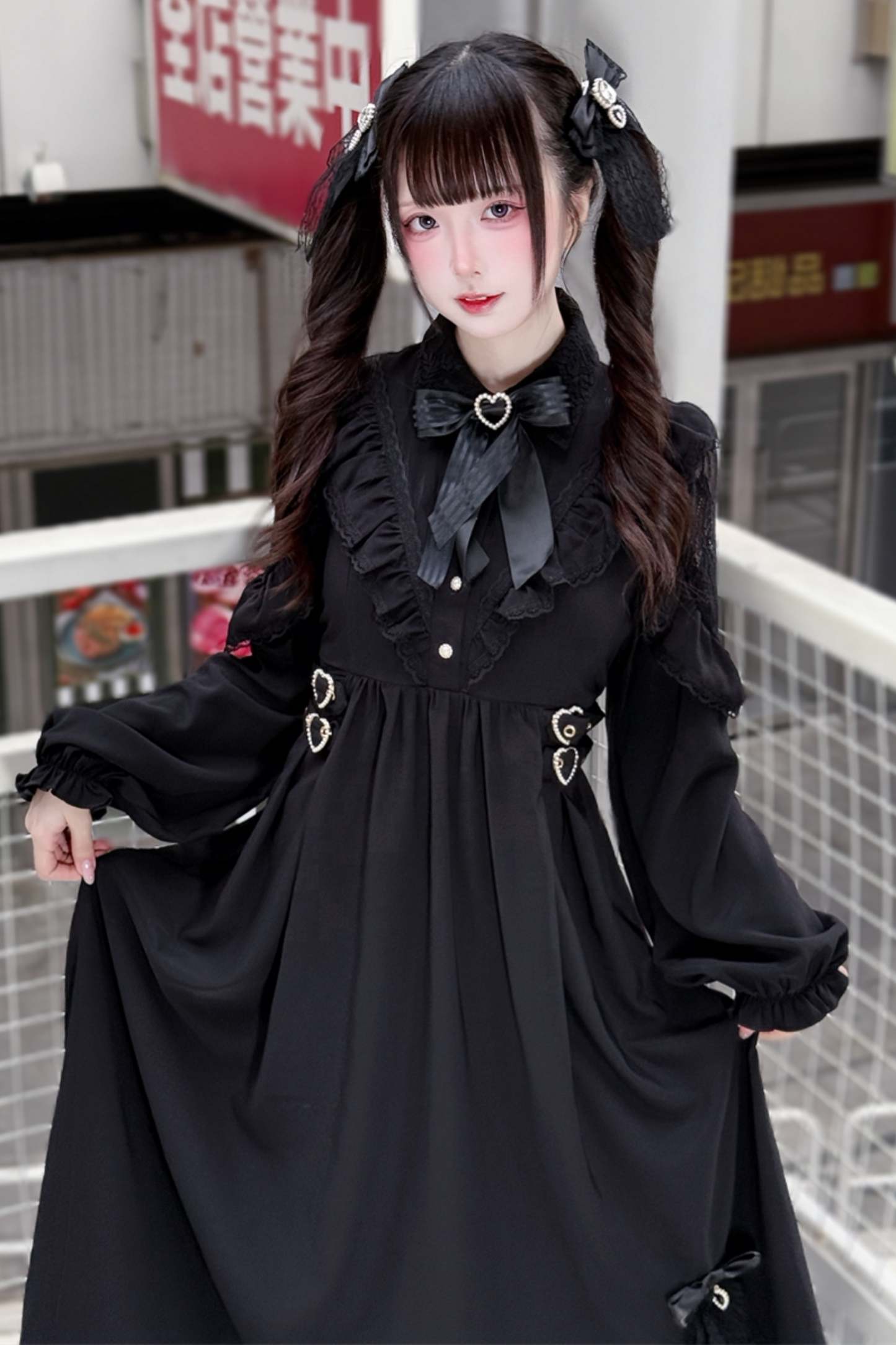 Elegantes langes dunkles schwarzes Kleid