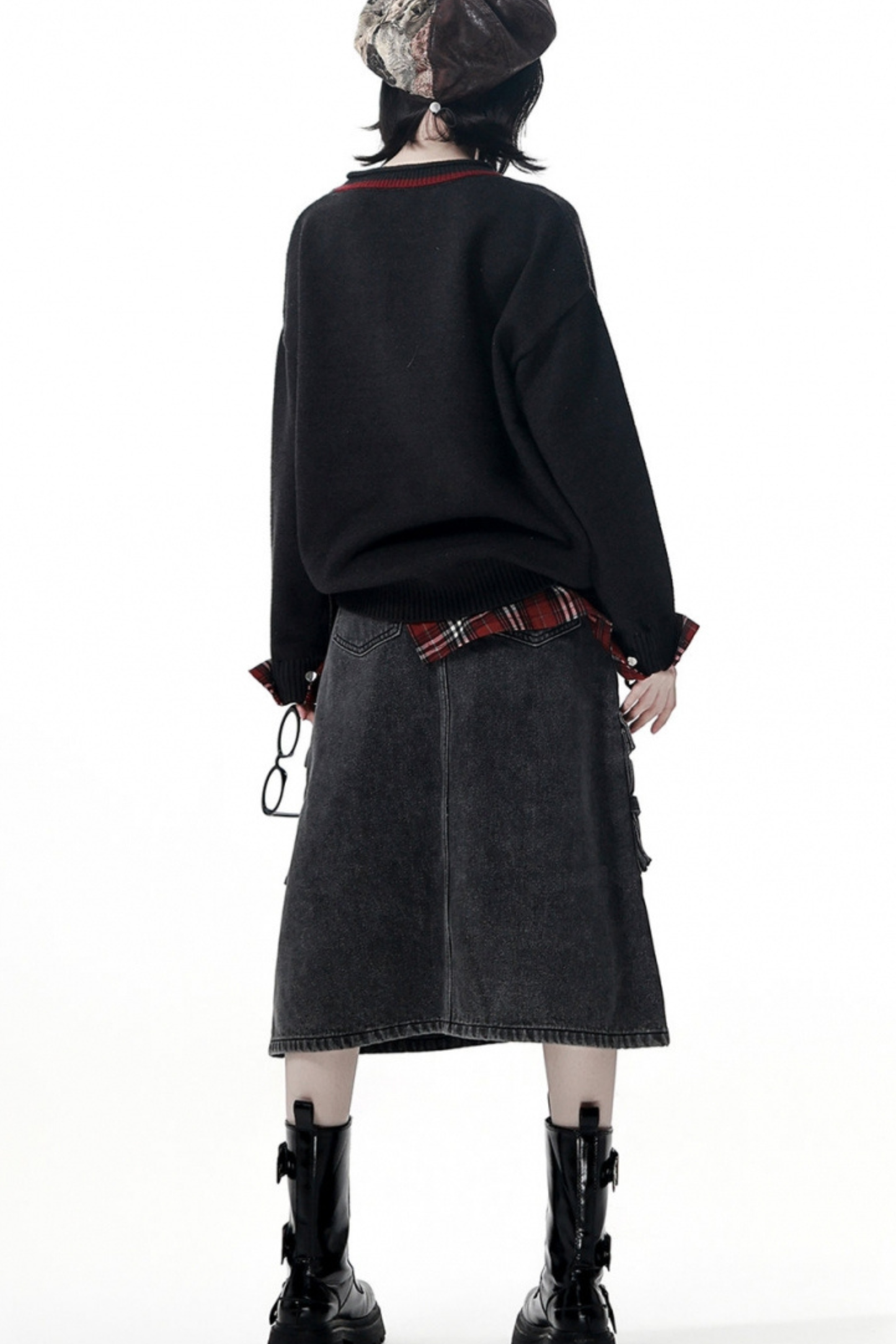 ダークトップス+デニムスカート+チェックウエストアクセサリー