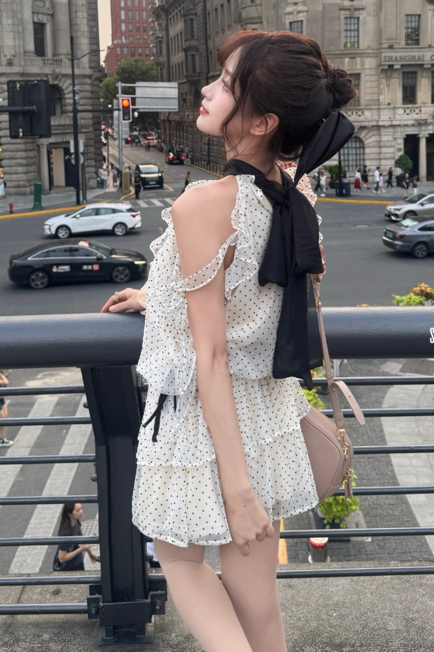 오프숄더 도트 리본 원피스