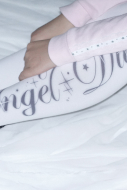 Calcetines hasta la rodilla de chica angelical soñadora