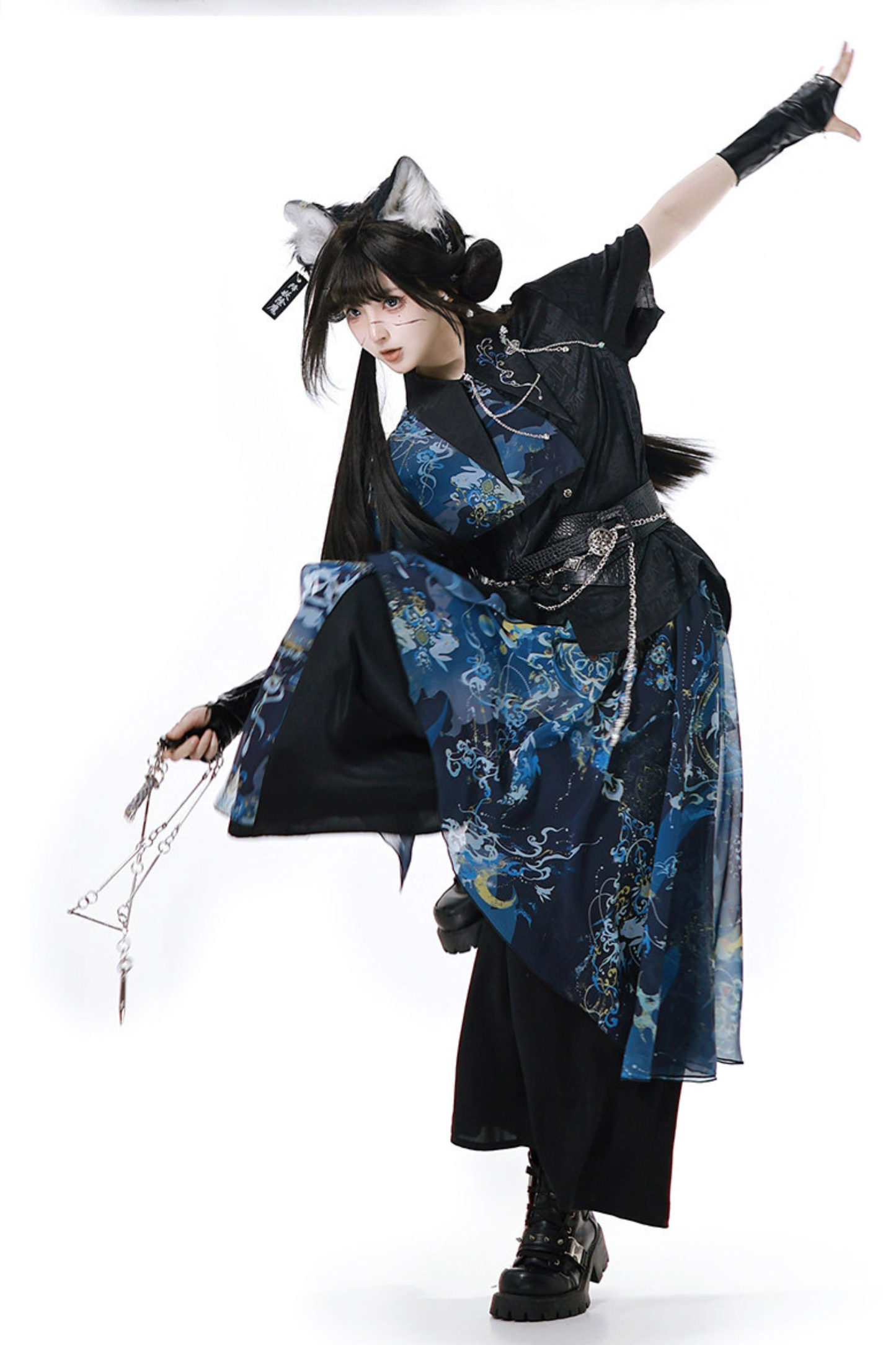 ダークチャイナシャツ+ワイドレッグパンツ+チェーン+ベルト